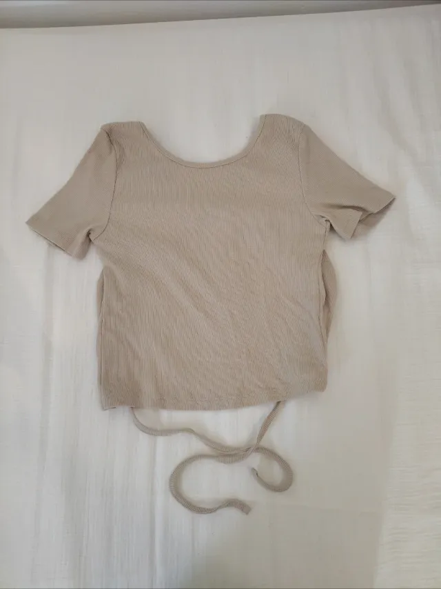 Camiseta beige de canalé con lazada
