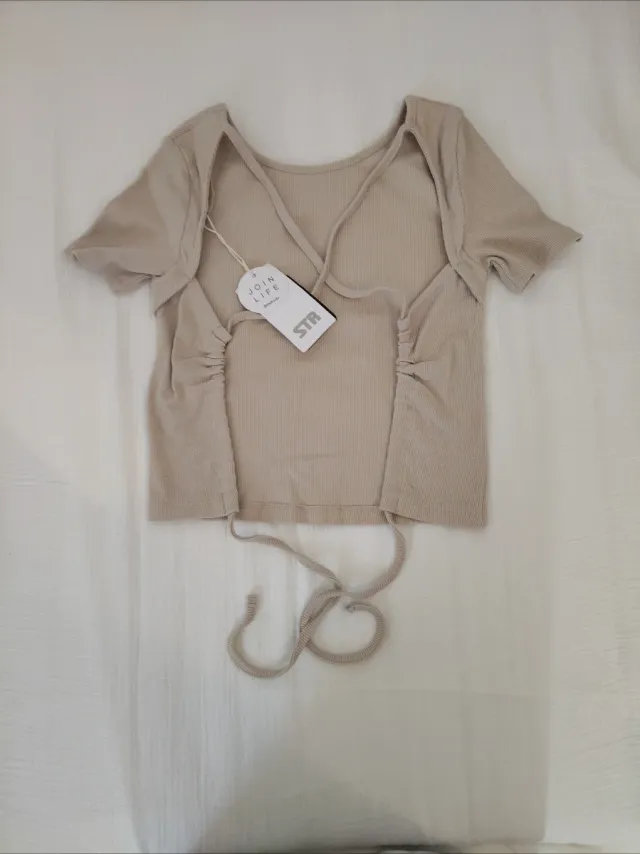 Camiseta beige de canalé con lazada