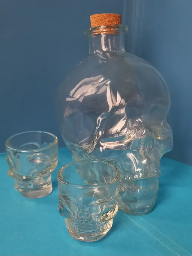Licorera y 2 Vasos Calavera