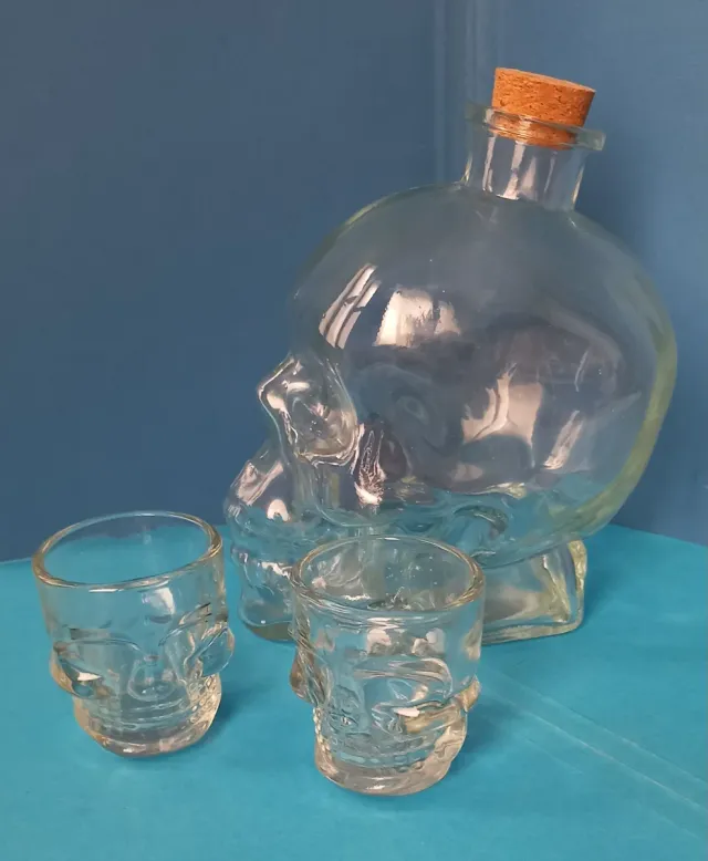 Licorera y 2 Vasos Calavera