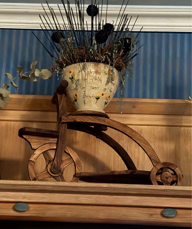 Maceta cerámica y soporte madera bicicleta