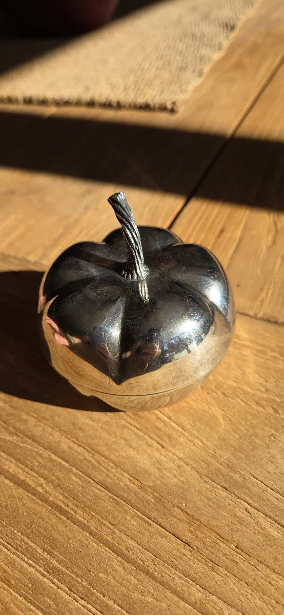 Caja decorativa metálica manzana