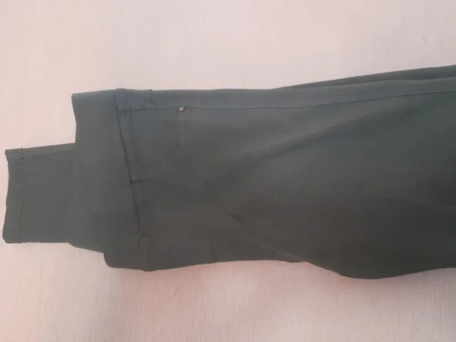 Pantalones elásticos verdes nuevos  sólo una vez.