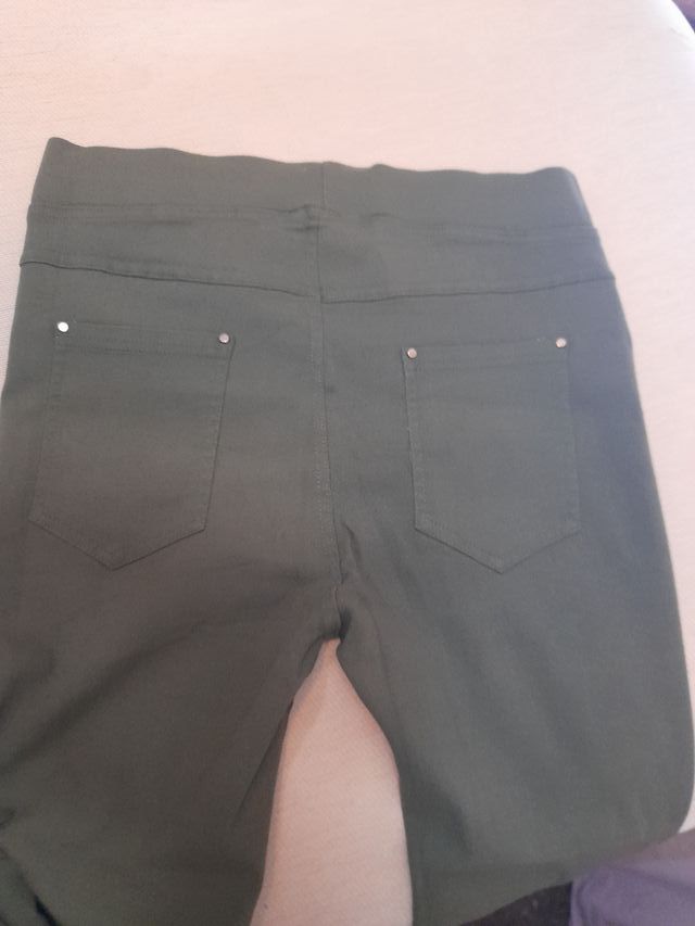 Pantalones elásticos verdes nuevos  sólo una vez.
