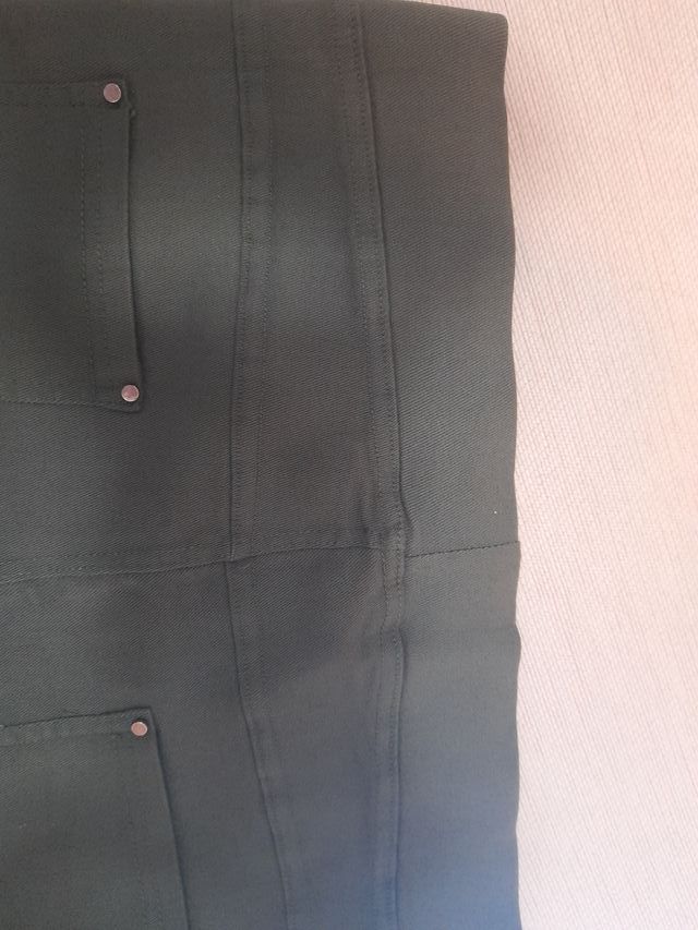 Pantalones elásticos verdes nuevos  sólo una vez.