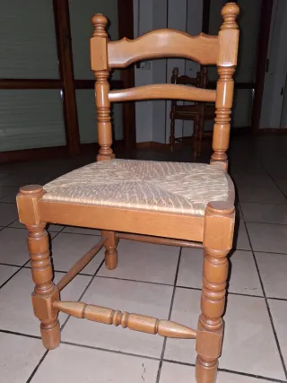 Sedia in legno massello con seduta in paglia