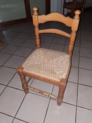 Sedia in legno massello con seduta in paglia