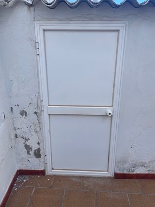 Puerta aluminio blanco