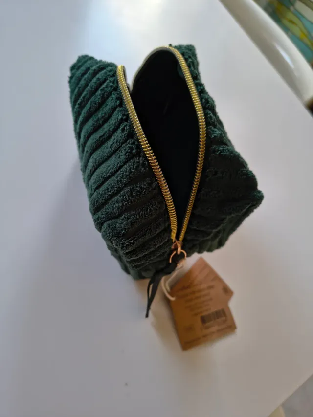 Neceser de terciopelo verde,nuevo a estrenar.