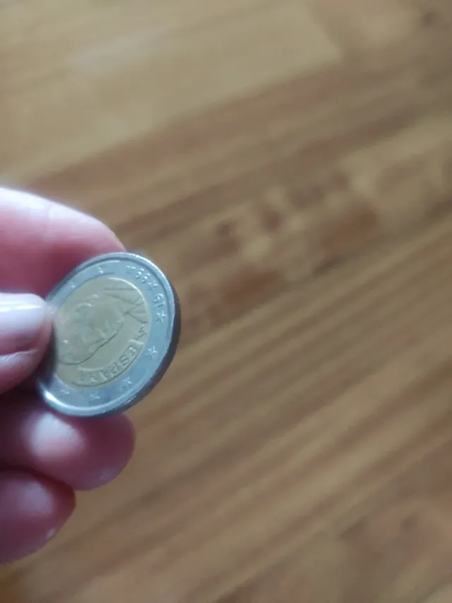 Moneda de 2 euros, con exceso de metal .