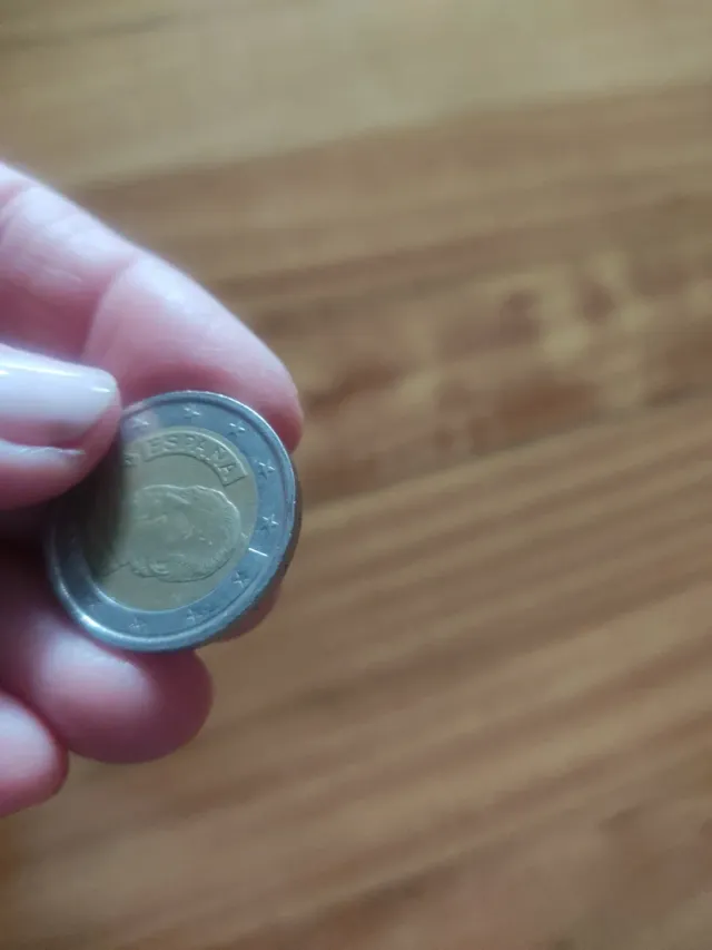 Moneda de 2 euros, con exceso de metal .