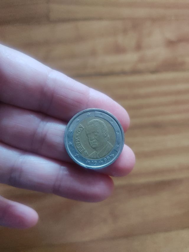 Moneda de 2 euros, con exceso de metal .