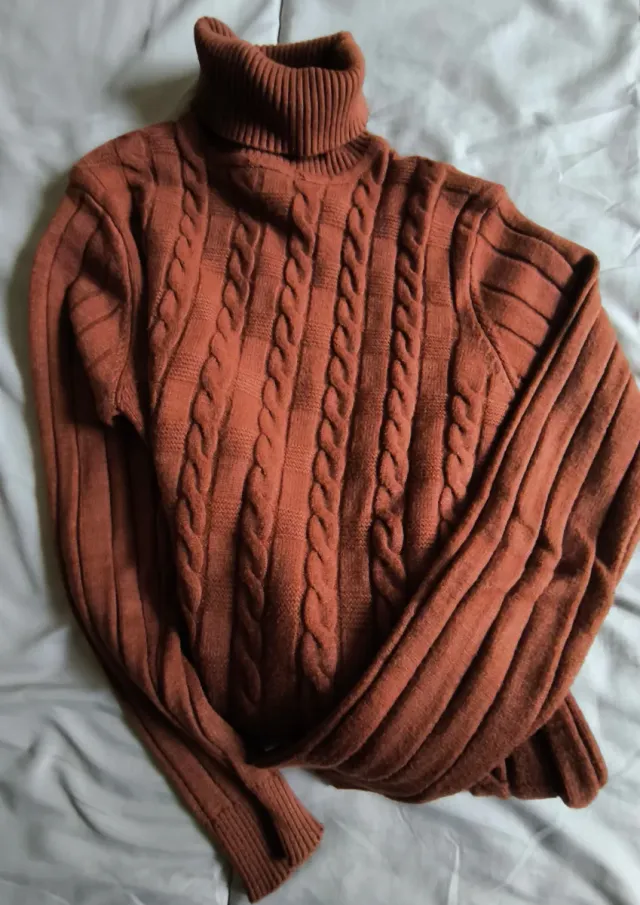 Jersey cuello alto trenzado marrón/ hierro.