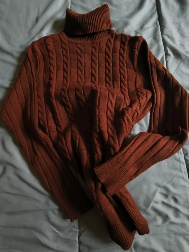 Jersey cuello alto trenzado marrón/ hierro.