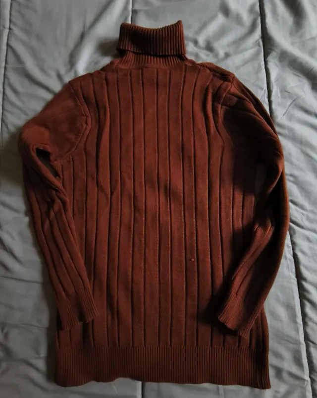 Jersey cuello alto trenzado marrón/ hierro.