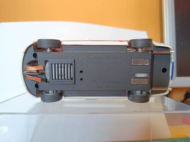 Ford Mustang FR500C 2005 Autoart Slot 1/32