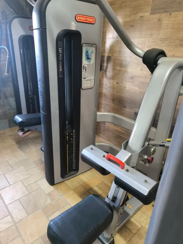 Máquina pulldown Star Trac Inspiration Gimnasio