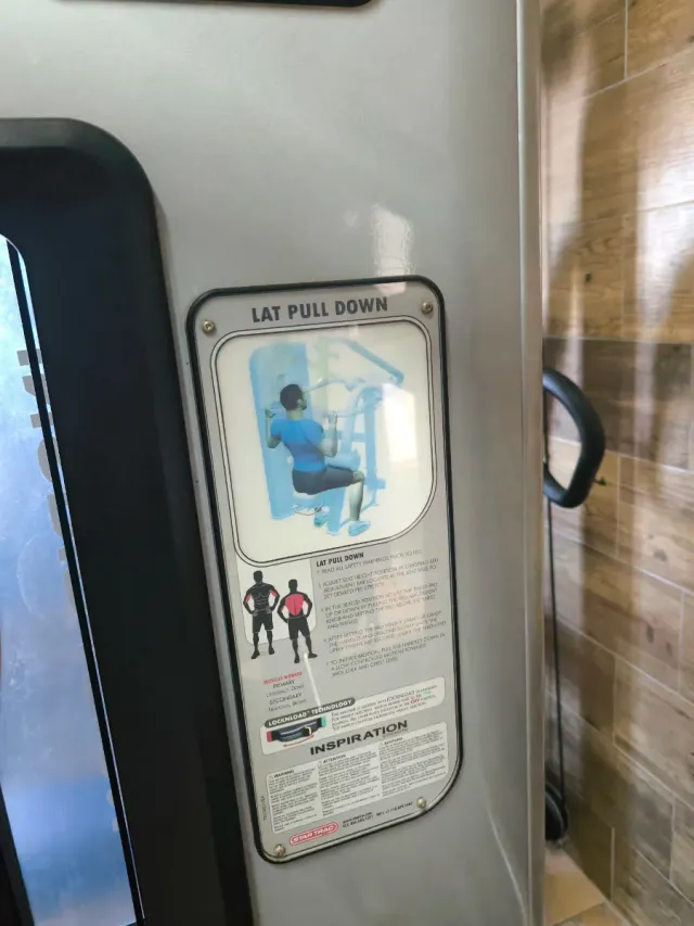 Máquina pulldown Star Trac Inspiration Gimnasio