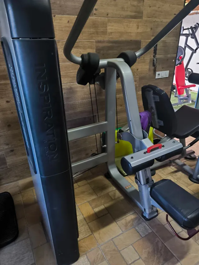 Máquina pulldown Star Trac Inspiration Gimnasio