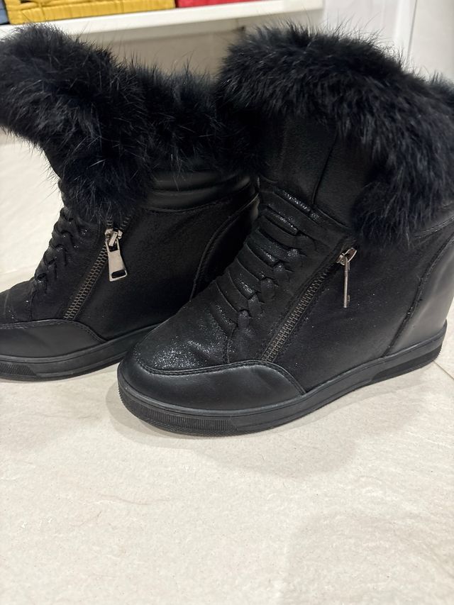 Botas negras con cuña y pelo