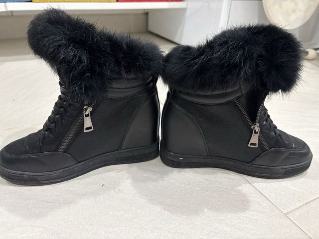 Botas negras con cuña y pelo