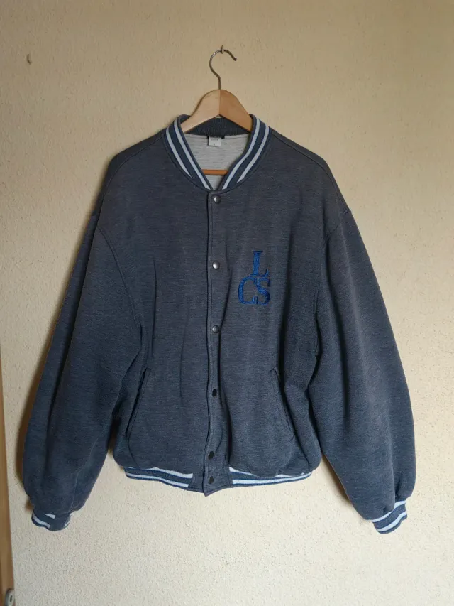 Cazadora deportiva gris y azul