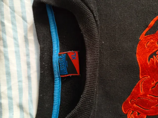 Sudadera Lonsdale Negra con Detalles Azules