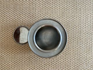 Caixa de metal antiga com tampa