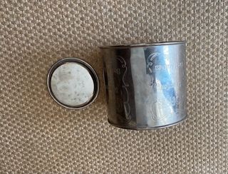 Caixa de metal antiga com tampa