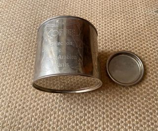 Caixa de metal antiga com tampa