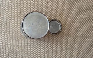 Caixa de metal antiga com tampa