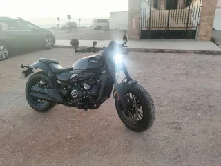 Moto Custom Negra cfmoto 450cc