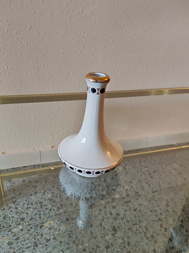 Jarrón de porcelana blanco con detalles dorados