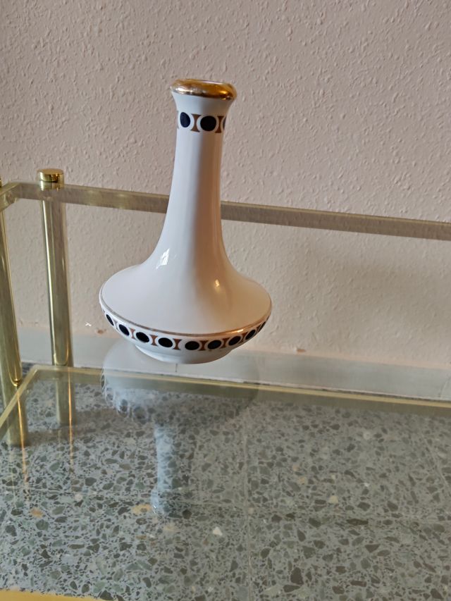 Jarrón de porcelana blanco con detalles dorados