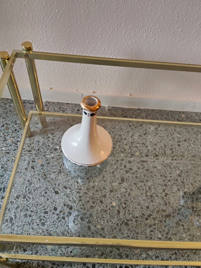 Jarrón de porcelana blanco con detalles dorados