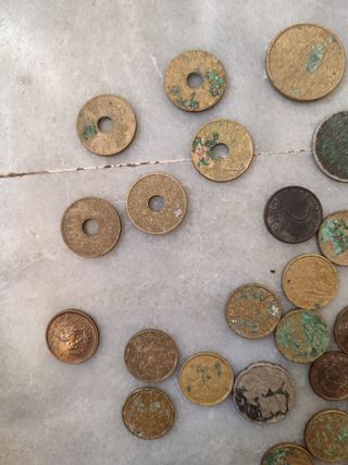 Lote de monedas antiguas con agujero central