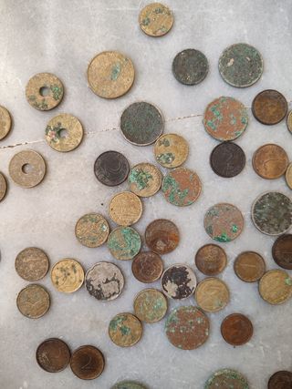 Lote de monedas antiguas con agujero central