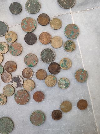 Lote de monedas antiguas con agujero central