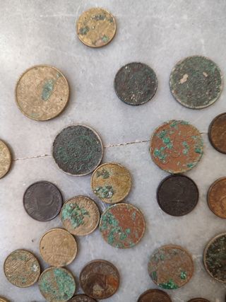 Lote de monedas antiguas con agujero central