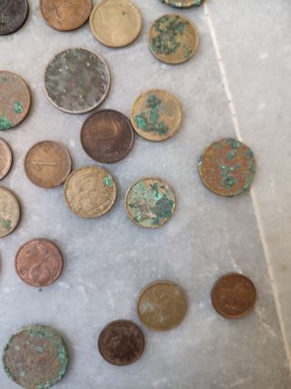 Lote de monedas antiguas con agujero central