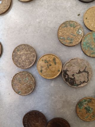 Lote de monedas antiguas con agujero central