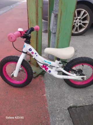 Bicicleta de equilibrio infantil blanca