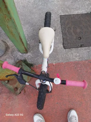 Bicicleta de equilibrio infantil blanca