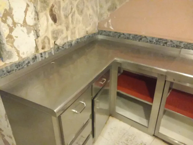 Mueble cafetero esquinero con estanterías