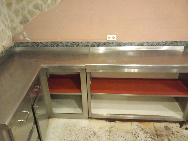 Mueble cafetero esquinero con estanterías