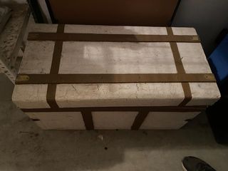 Baúl de madera blanco con detalles metálicos