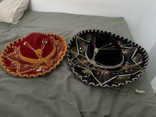 2 Sombreros Mariachi Rojo( niño) y Negro ( adulto)
