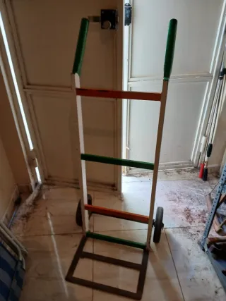 Carretilla de carga con ruedas macizas.