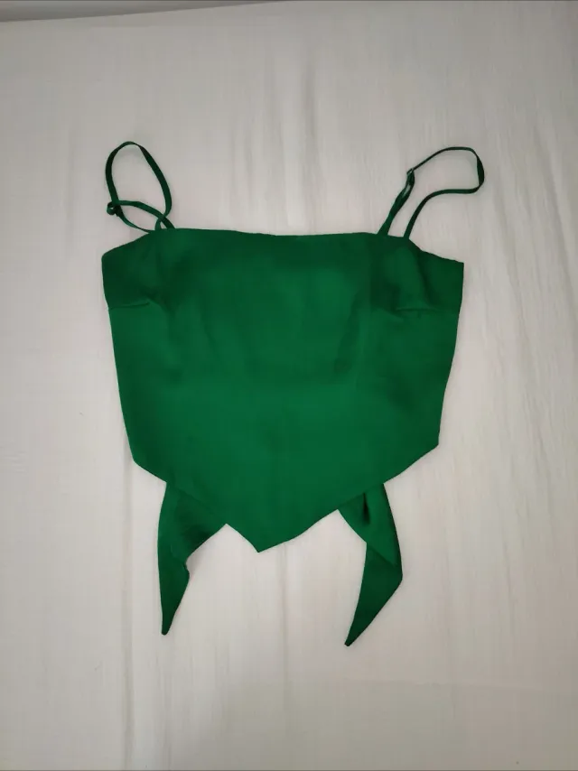 Top verde con tirantes y lazada