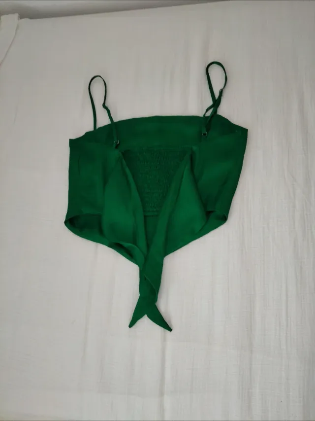 Top verde con tirantes y lazada